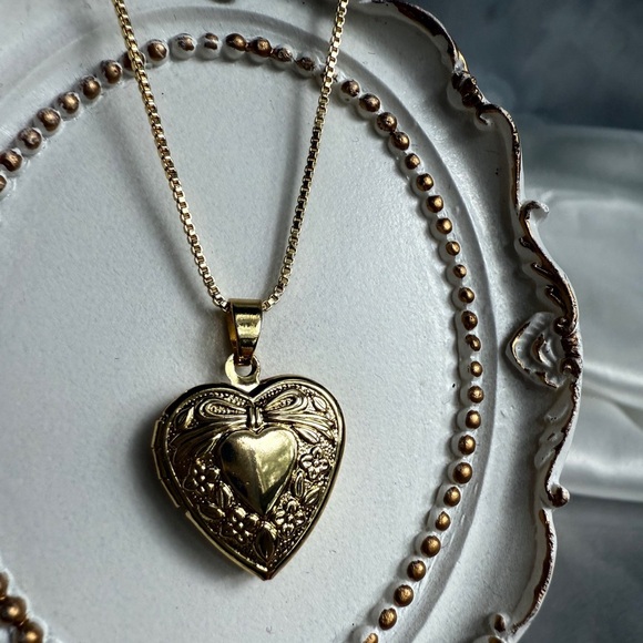 Gold Heart Pendant Necklace - Picture 14 of 14
